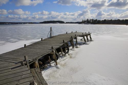 Mörkö Södermanland Sverige brygga is fruset vinter 