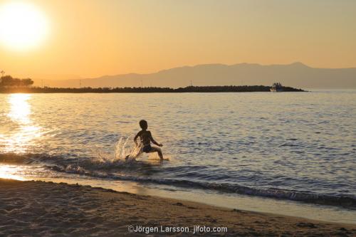 Platanias Kreta Grekland lekande barn solnedgång strand 