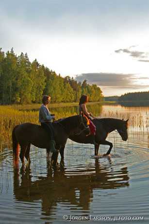 Hästar flickor vid sjön Fläten