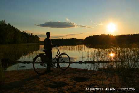 Pojke med cykel vid Fläten