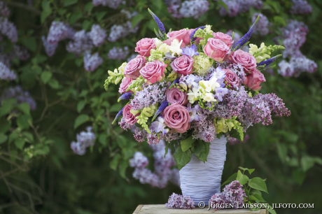 Blandade blommor i blå vas