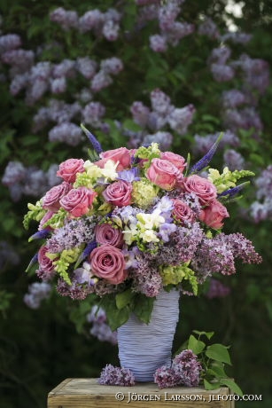 Blandade blommor i blå vas