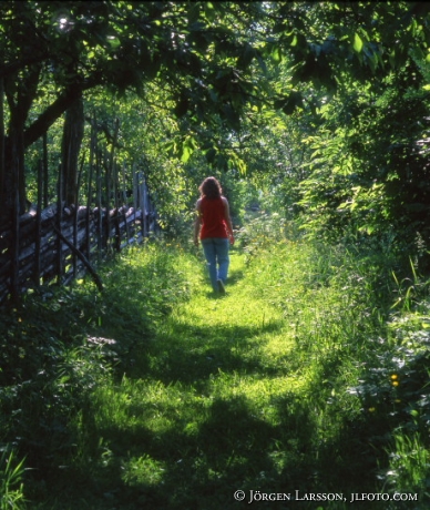 Kvinna på sommarstig