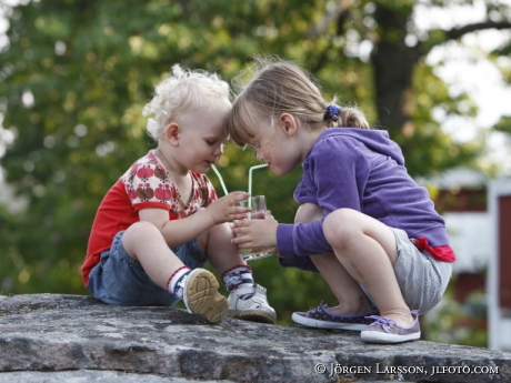 Barn dricker saft ur samma glas Småland