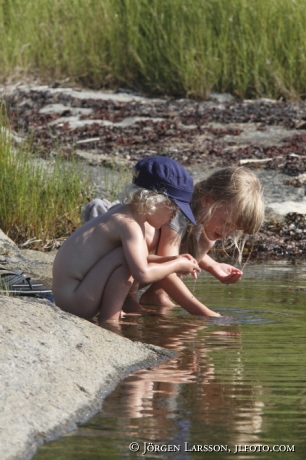 Barn leker vid vatten. Tjusts skärgård Småland
