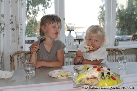 Barn äter tårta