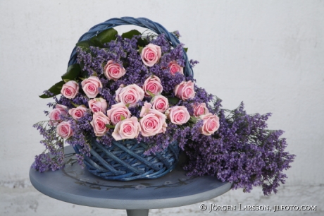 Arrangerade blommor Rosor i korg