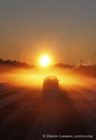 Vinterväg i solnedgång Mörkö Södermanland Sverige