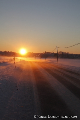 Vinterväg i solnedgång Mörkö Södermanland Sverige