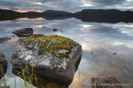 Fjällsjö i skymningen