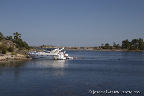 Motorbåtar  i naturhamn