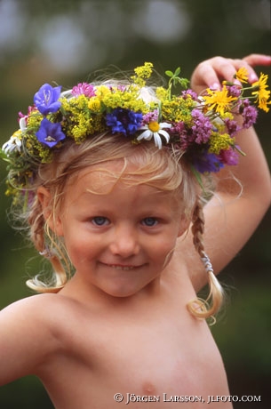 Dansande flicka med blomsterkrans i håret