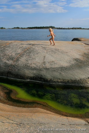 Flicka leker på klipporna Klåvskär Småland