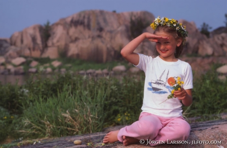 Flicka med blomsterkrans