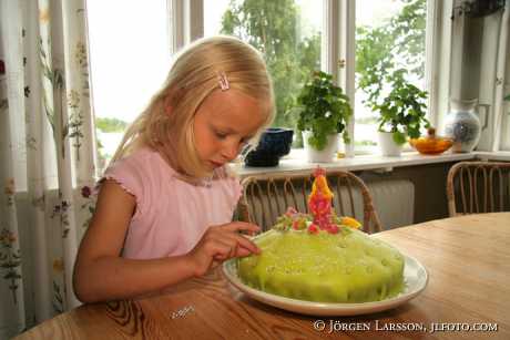 Flicka med tårta