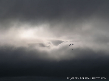 Parashute flying cloud