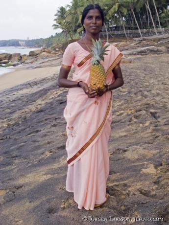 Kvinna med frukt Coconut beach Kerala Indien