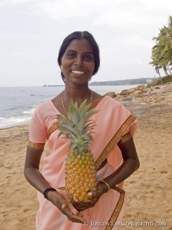 Kvinna med frukt Coconut beach Kerala Indien