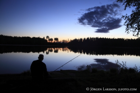 Fiskare vid insjö Värmland Sverige