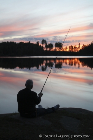 Fiskare vid insjö Värmland Sverige